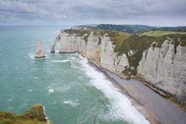 Etretus kayalarının deniz ve bulutlu gökyüzü ile drone görüntüsü.
