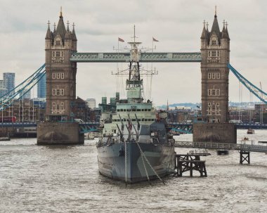 Londra, İngiltere 'de önplanda eski bir tekneyle Tower Köprüsü' nün güzel bir manzarası.