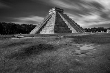 Chichen Itza 'nın görkemli gri pullu manzarası.