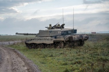 Askeri tatbikat için bir ordu tankı harekete geçti.