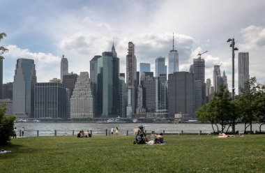 New York, ABD 'de bulutların altındaki gökdelenlerin güzel bir görüntüsü.