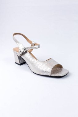 beyaz zemin üzerinde ayakkabı