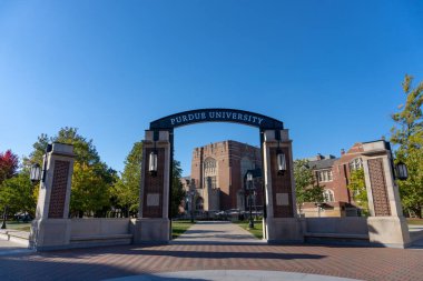 Batı Lafayette, Indiana 'daki Purdue Üniversitesi kemer girişi.