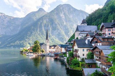 Avusturya Hallstatt göl köyünün güzel bir görüntüsü.