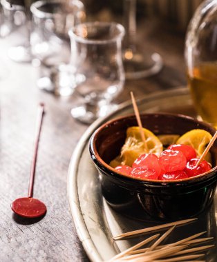 60 'ların stil kokteyl kirazları ve çubukları Home Counties' deki bir İngiliz kır evinde..