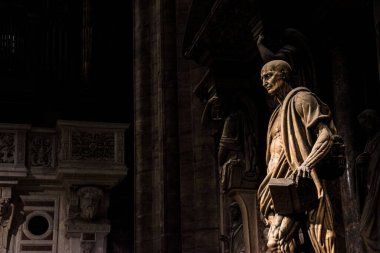 Duomo di Milano 'nun içindeki tarihi kalıntıların yakın plan çekimi.