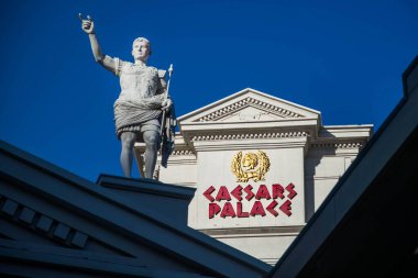 Las Vegas 'taki Caesars Palace' tan bir manzara heykel ve mavi gökyüzüne karşı bir tabela.