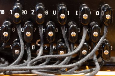 2. Dünya Savaşı 'ndan kalma bir Alman Enigma makinesinin fiş tahtası ve klavyesi.