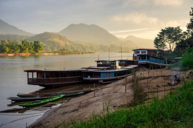 Luang Prabang, Laos 'taki Mekong Nehri' nin rıhtımına demirlemiş yüksek açılı bir tekne görüntüsü.
