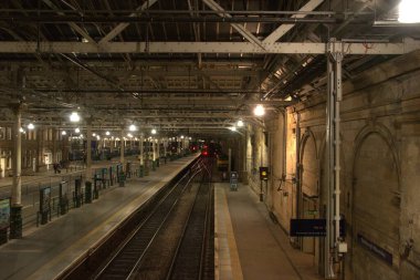 Yeraltı metrosunun iç mekanı.