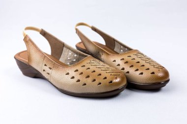 beyaz zemin üzerinde ayakkabı