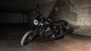 Siyah bir Moto Guzzi V7 Stone E5 Ruvido Braunschweig şehrindeki bir garaja park etmiş.