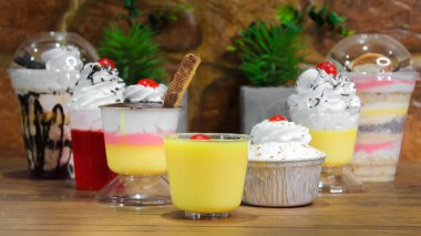 Tahta masadaki çeşitli tatlıların yakın plan çekimi.