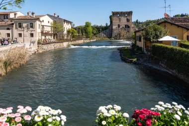 İtalya 'nın Veneto bölgesindeki Borghetto Konsolosu Mincio' nun Manzaralı Köyü