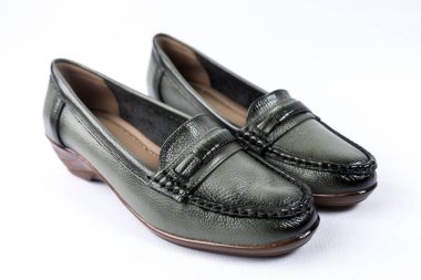 beyaz zemin üzerinde ayakkabı