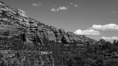 Sedona 'daki ünlü Kızıl Kaya Ülkesi' nin gri pulu bulutlu bir günde yakalandı.