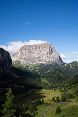İtalya 'nın Dolomites kentindeki dağlarda bir manzara