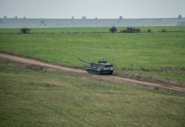 Ordu tankları askeri tatbikat için harekete geçti.