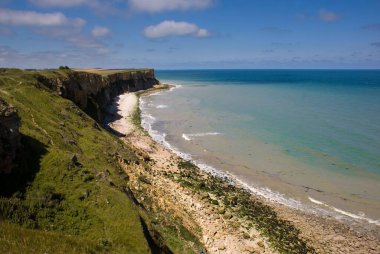 # Güzel bir deniz manzarası # # Uçurumlar ve mavi bulutlu gökyüzü #