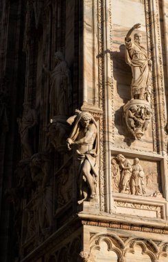 Güneşli bir günde antik binaların dikey görüntüsü.