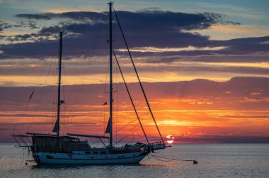 Hırvatistan 'ın destansı renkleriyle gün batımında Novigrad kentinin Marina Nautica kentinde bir yelkenli.