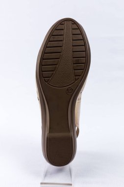 beyaz zemin üzerinde ayakkabı