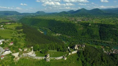 Dağlık bir arazide eski bir kalenin havadan görünüşü