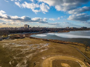 Kış boyunca New York 'ta güneşli otlakların yüksek açısı, şehir manzarası arka planı