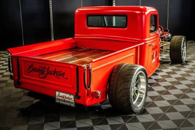 Scottsdale, Arizona 'daki Barrett-Jackson Müzayedesinde sergilenen lüks bir vintage kamyon.