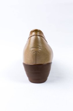 beyaz zemin üzerinde ayakkabı