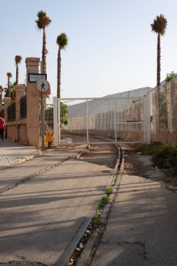 İspanya, Malaga 'da kapalı bir demiryolu kapısı