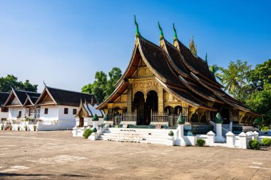 Luang Phrabang, Laos 'taki Wat Xiengthong tapınağının güzel mimarisinin manzarası.