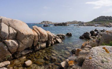 Kıyı kayaları mavi gökyüzünün arka planına karşı. Güney Korsika, Bonifacio, Fransa.