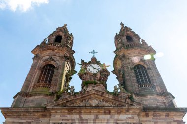 Fransa, Luneville 'deki Eglise Saint-Jacques kilisesinin düşük açılı bir çekimi.