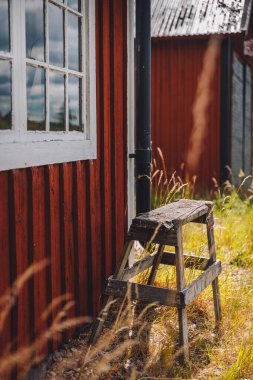 Bahçedeki küçük tahta merdivenin dikey görüntüsü.