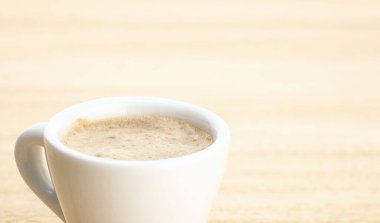 Mesaj için fotokopi alanı olan kahve arkaplanı. Tahta masada bir fincan espresso.