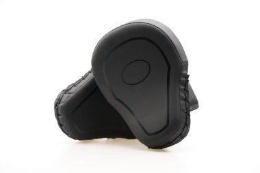 Beyaz arka planda izole edilmiş bir çift siyah boks pedi.