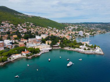 Opatija 'da güzel bir günde Adriyatik sahil kasabasının hava manzarası