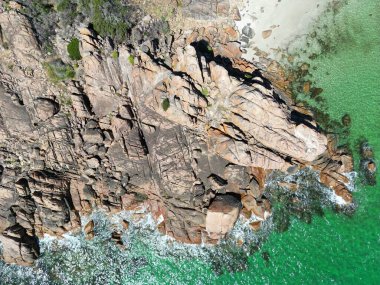 Batı Avustralya 'daki Dunsborough kasabasının kayalık sahillerinin insansız hava aracı görüntüleri.