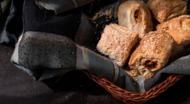 Bir sepette geleneksel Kolombiya usulü abur cuburlardan oluşan yüksek açılı bir çekim.