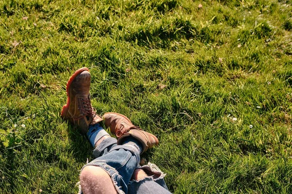 Feet Boots Man Lying Peacefully Field Green Grass Copy Space — Stock Photo, Image