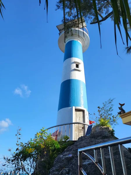 Disparo Vertical Faro Blanco Azul Clima Soleado Fondo Cielo Claro —  Fotos de Stock