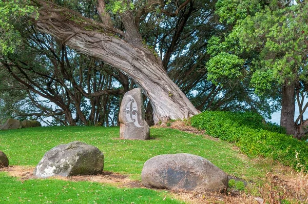 Carved Stone Statue Grassy Lawn Front Pohutukawa Tree — Stock Photo, Image