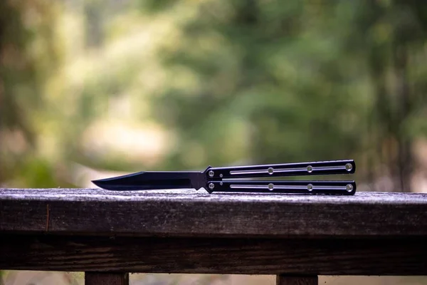 Çitin Üzerinde Bir Balisong Bıçağı — Stok fotoğraf