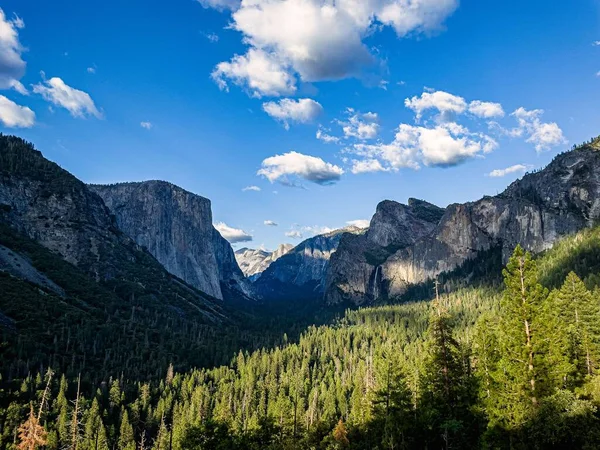 Piękny Strzał Jasnego Błękitnego Nieba Nad Yosemite Doliną — Zdjęcie stockowe