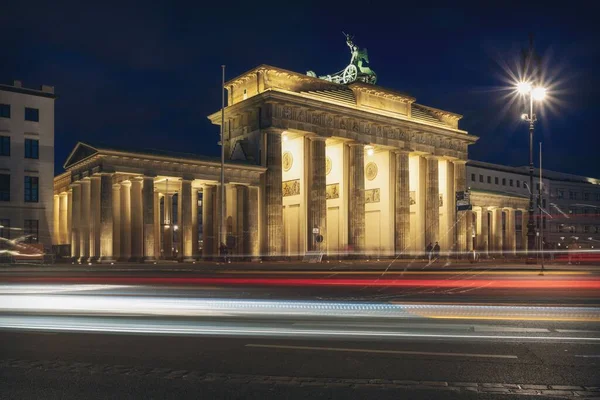 Una Hermosa Vista Nocturna Puerta Brandeburgo Con Una Larga Exposición —  Fotos de Stock