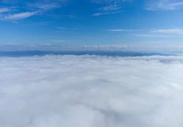 Zdjęcie Lotnicze Białych Chmur Niebieskim Niebem Tle — Zdjęcie stockowe