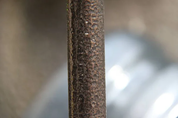 Tiro Foco Seletivo Pólo Metal Enferrujado Fundo Desfocado — Fotografia de Stock