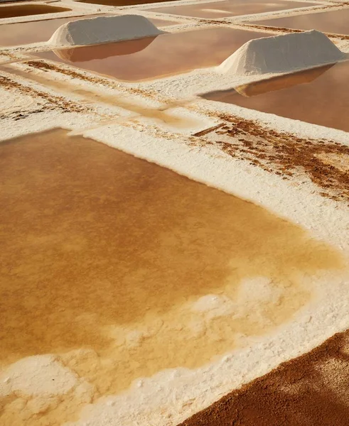 Vertikální Záběr Solných Ploch Faro Kde Vyrábí Sklízí Mořská Sůl — Stock fotografie
