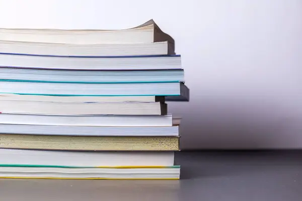 Close Livros Empilhados Sobre Fundo Branco Conceito Educação — Fotografia de Stock
